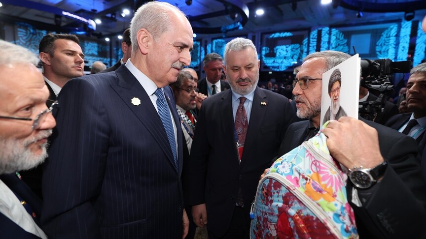 İran heyeti, PAB 152'nci Genel Kurulu'na İran'daki okul katliamında ölen bir öğrencinin kanlı sırt çantasıyla katıldı