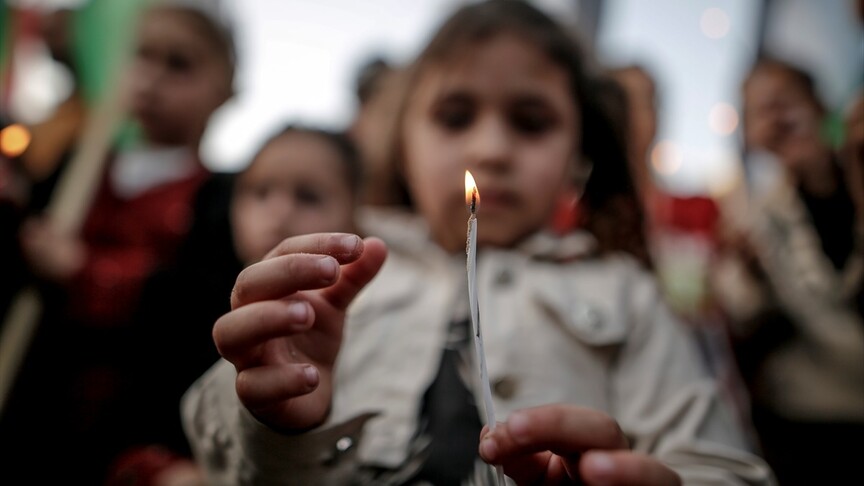 Gazze'de İsrail hapishanelerindeki Filistinli esirler için mum ışığı nöbeti düzenlendi
