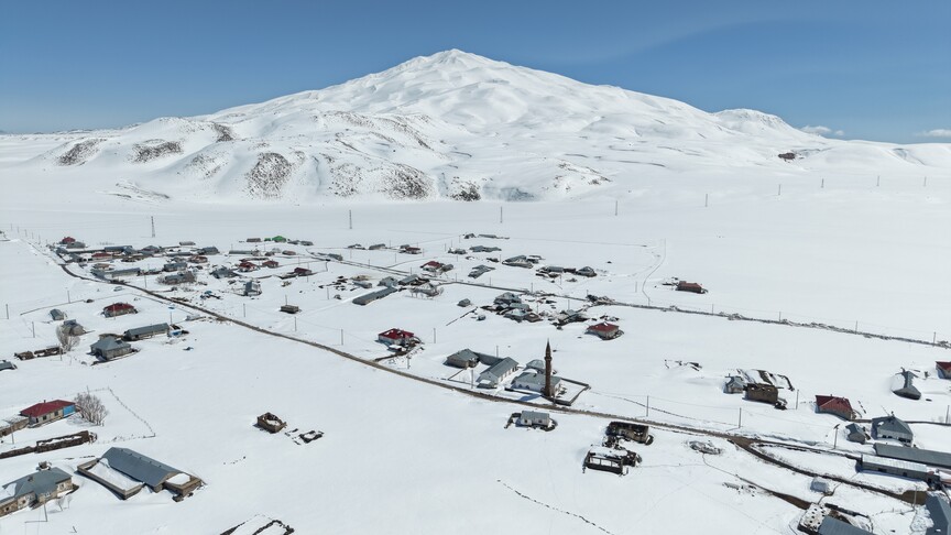 Van ve Bitlis'in kırsal bölgelerinde zorlu kış şartlarıyla mücadele sürüyor