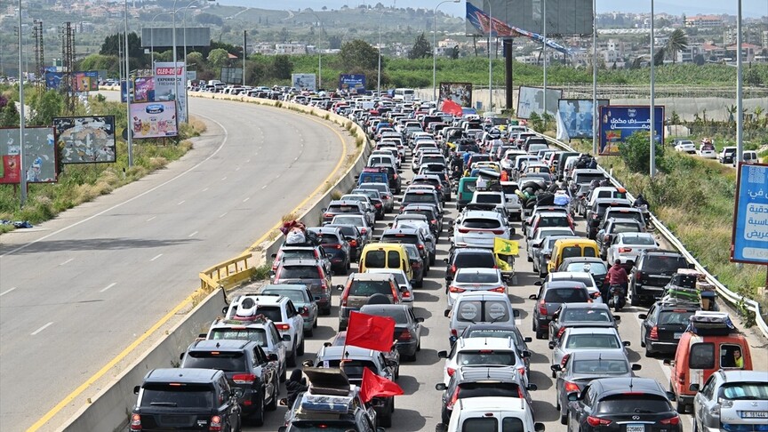 Beyrut'ta İsrail'in saldırılarıyla yerinden edilenler, ateşkesin ardından evlerine dönmeye başladı
