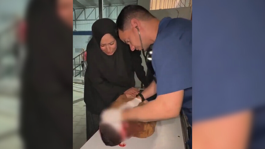 Filistinli anne, İsrail'in Gazze'ye saldırılarında ölen oğlunu kurtarmaları için doktorlara yalvardı