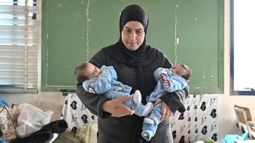 İsrail'in 8 aylık hamileyken yerinden ettiği Lübnanlı kadına dünyaya getirdiği ikiz bebekleri "umut ışığı" oldu