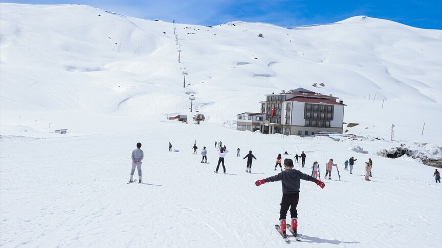 Hakkari'deki kayak merkezinde baharda da kayak keyfi yaşanıyor