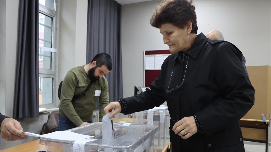 Trakya'da yaşayan çifte vatandaşlar, Bulgaristan'daki genel seçim için oy kullanmaya başladı