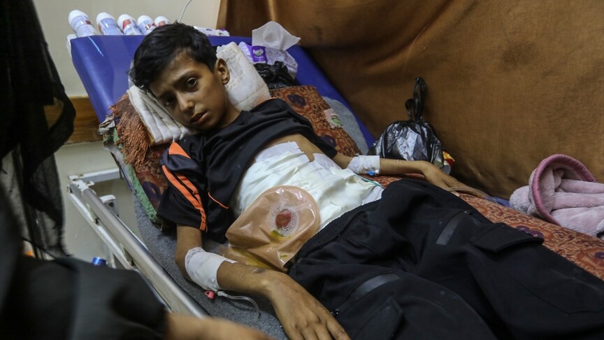 İsrail saldırısında ağır yaralanan 13 yaşındaki Ali, tedavi için Gazze'den tahliye edilmeyi bekliyor