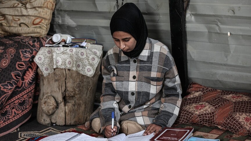 İsrail saldırısında ailesini ve bacaklarını kaybeden Gazzeli genç kız, tedavi ve mezun olmayı umuyor