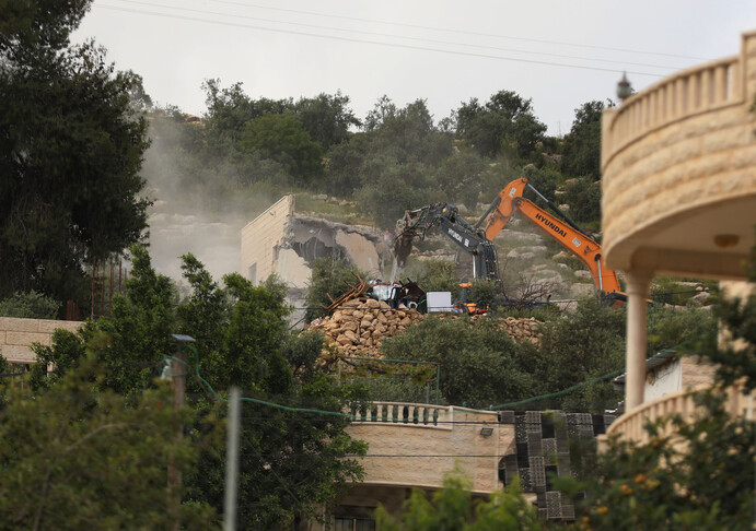İsrail ordusu Batı Şeria'da 10 Filistinlinin barındığı iki katlı bir evi yıktı