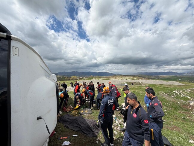 Diyarbakır'da midibüsün devrilmesi sonucu 1 kişi öldü, 11 kişi yaralandı