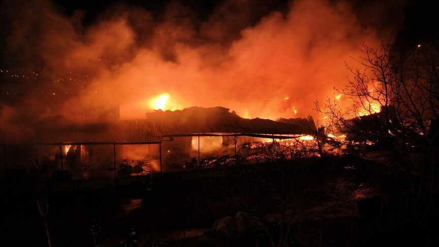 Samsun'da bir depoda çıkan yangına müdahale ediliyor