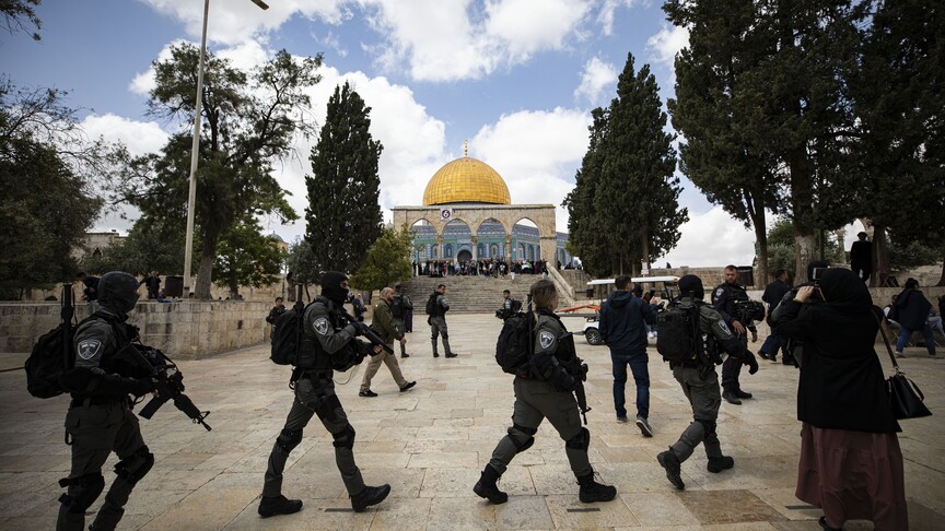 Filistin topraklarını gasbeden İsrailliler polis korumasında Mescid-i Aksa'ya baskın düzenledi