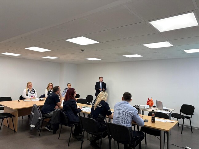 Üsküp Yunus Emre Enstitüsü, havalimanı personeli ile gümrük memurlarına Türkçe öğretiyor