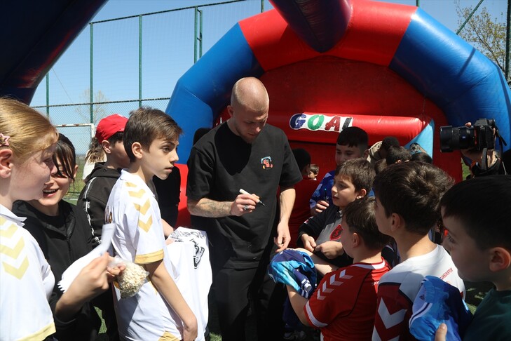 Samsunsporlu futbolcular, 23 Nisan şenliğinde köy çocukları ile buluştu