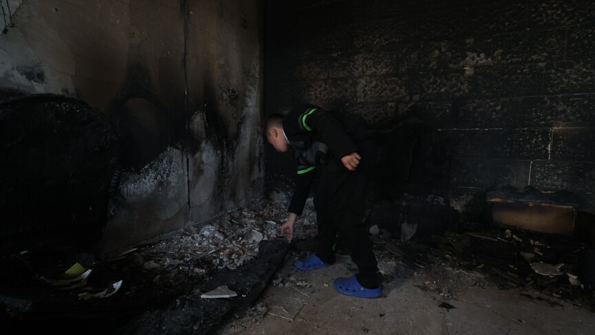 Filistin topraklarını gasbeden İsrailliler, Batı Şeria'da iki aracı ve bir evi kundakladı