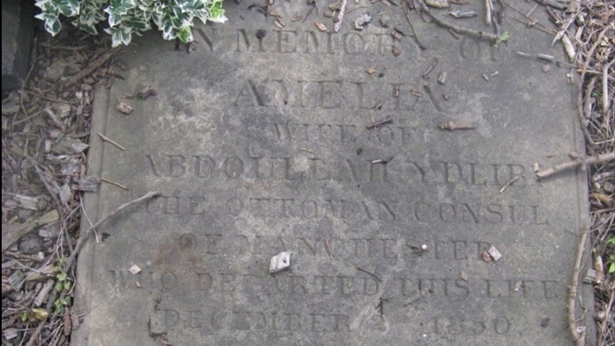 Manchester'da kilise bahçesinde bulunan Osmanlı mezarının hikayesi İstanbul'a uzanıyor