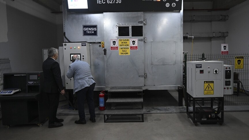 Elektrik direklerinde kullanılan yalıtkan malzemenin ömür testini yerli makinayla yapıyorlar