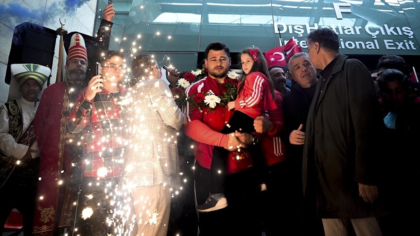 Rekortmen milli güreşçi Rıza Kayaalp'e başkentte coşkulu karşılama