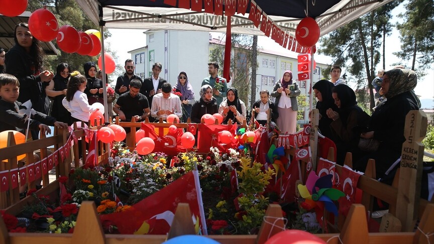 Kahramanmaraş'ta okul saldırısında hayatını kaybeden çocuklar 23 Nisan'da mezarları başında anıldı