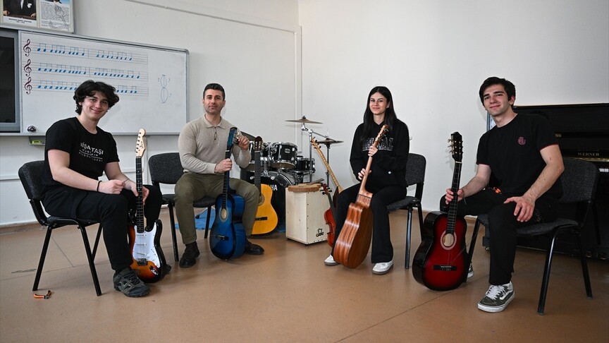 "Askıda Çalgı" projesiyle yüzlerce öğrenciye hediye enstrüman