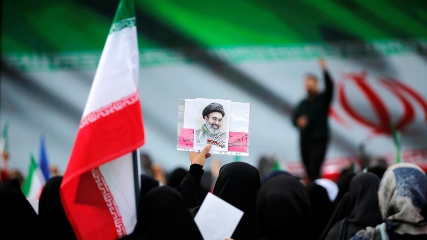 لە خۆپیشاندانێکی جەماوەریدا لە تارانی پایتەخت پشتیوانی بۆ ڕابەری نوێی ئێران دووپات کرایەوە