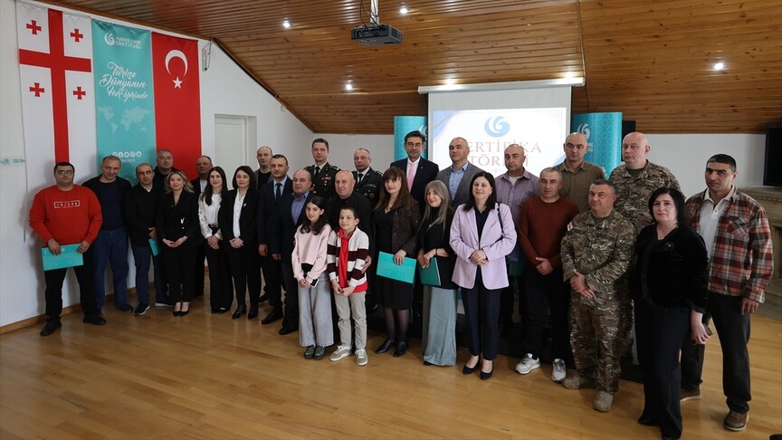 Gürcistan'da Savunma Bakanlığı çalışanları ve askerlere Türkçe Dil Eğitimi sertifikaları verildi
