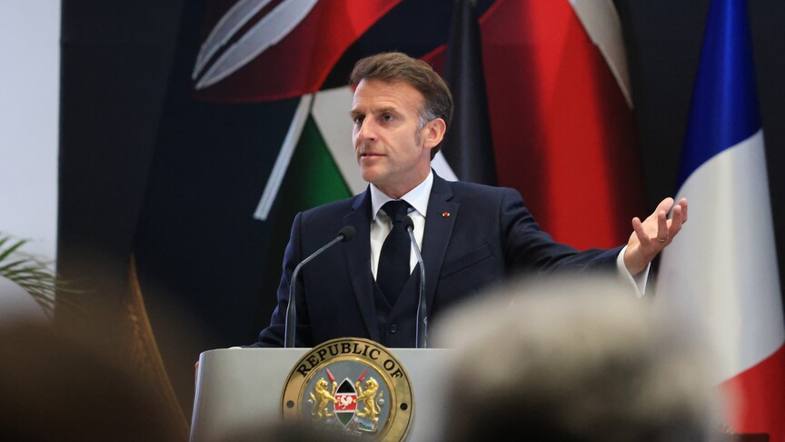 Macron, Kenya'daki panelde konuşmacıları dinlemeyip gürültü yapan katılımcıları sahneye çıkarak susturdu