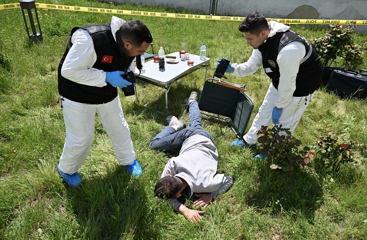 İstanbul'daki olay yeri inceleme polislerinin deliller arasındaki zorlu mesaisi