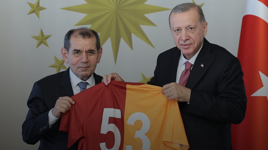 Cumhurbaşkanı Erdoğan'dan Galatasaray Başkanı Özbek ile teknik direktör Buruk'a tebrik telefonu