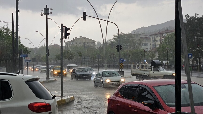 Çankırı ve Bolu'da sağanak hayatı olumsuz etkiledi