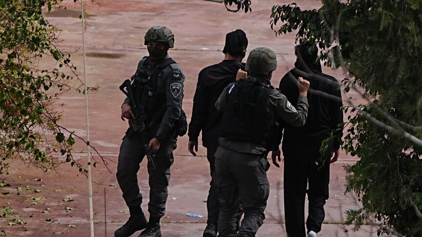 İsrail ordusu, işgal altındaki Batı Şeria'da düzenlediği baskında onlarca Filistinliyi gözaltına aldı