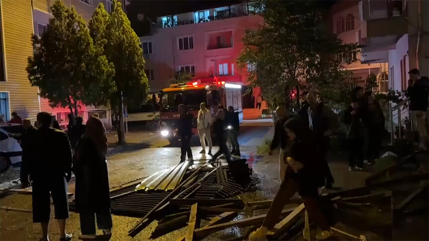 Bartın'da şiddetli fırtına nedeniyle çatı uçtu, 6 araç hasar gördü