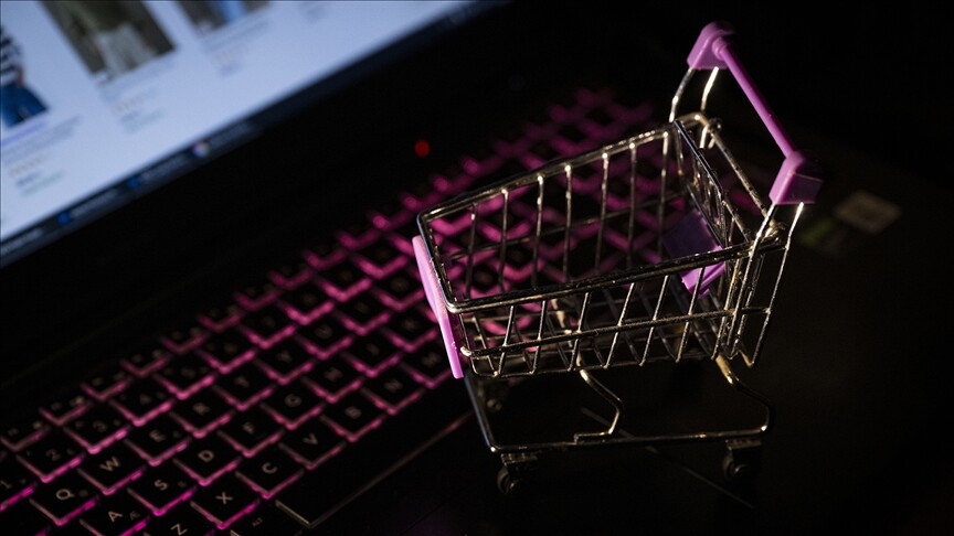 e-Ticarette erkekler yazılıma, kadınlar giyim, ayakkabı ve aksesuara para harcadı