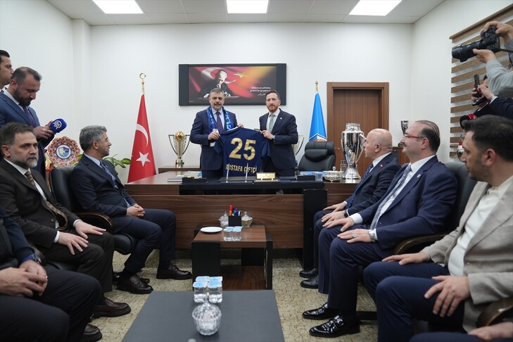 İçişleri Bakanı Mustafa Çiftçi'den Süper Lig'e yükselen Erzurumspor'a ziyaret