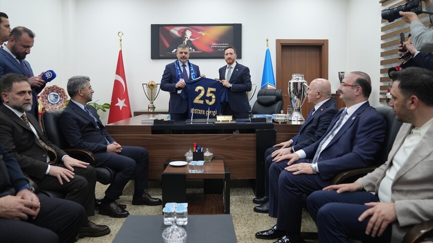 İçişleri Bakanı Mustafa Çiftçi'den Süper Lig'e yükselen Erzurumspor'a ziyaret