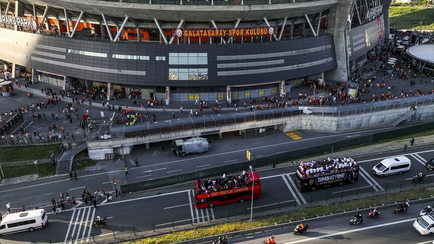 Galatasaraylı futbolcular, şampiyonluk kutlamaları için RAMS Park'a ulaştı