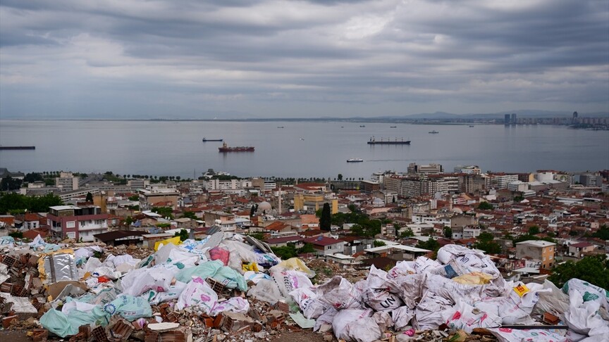İzmir'de deniz manzaralı boş alana moloz ve çöp dökülmesine tepki
