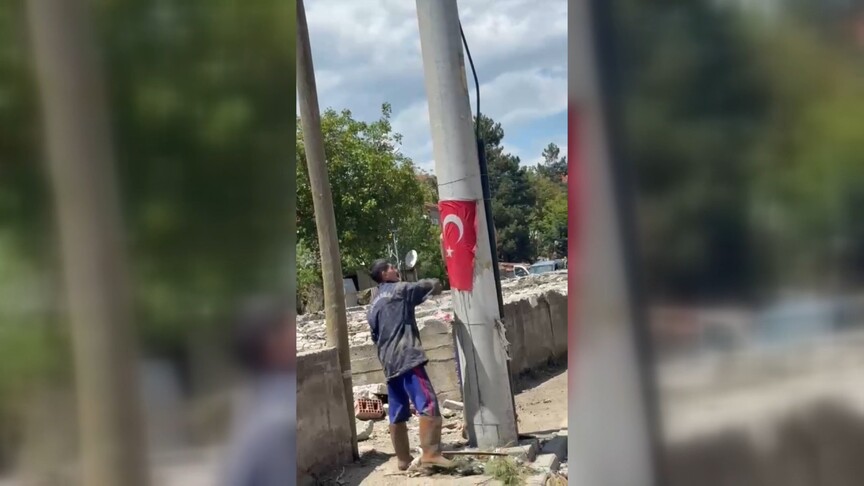 Selden etkilenen Havza'da jandarma personeli çamurda buldukları bayrağı yıkayıp direğe astı