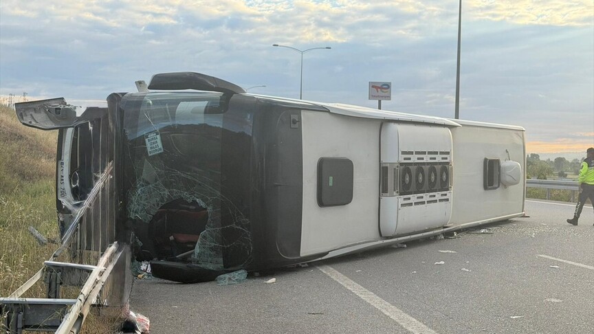İstanbul-İzmir Otoyolu'nda devrilen yolcu otobüsündeki 25 kişi yaralandı