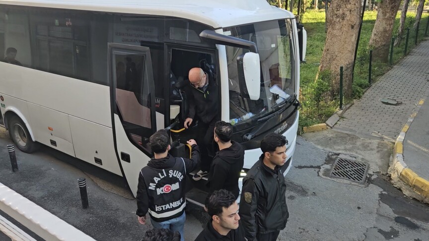 "İmamoğlu çıkar amaçlı suç örgütü" soruşturmasında gözaltına alınan 12 zanlı adliyeye sevk edildi
