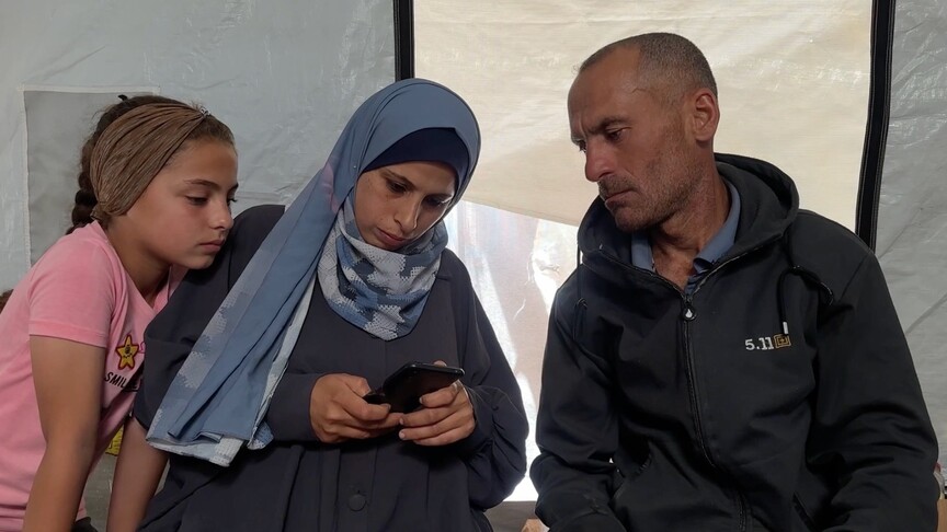 Gazzeli adam İsrail askerlerinin paylaştığı fotoğrafla öldü sandığı annesi ve kız kardeşinin yaşadığını öğrendi