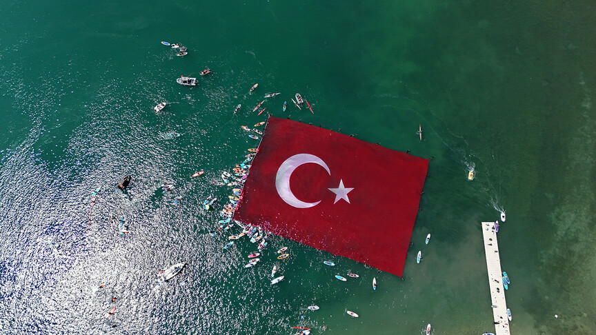 Sapanca Gölü'nde 1923 metrekarelik Türk bayrağı açıldı