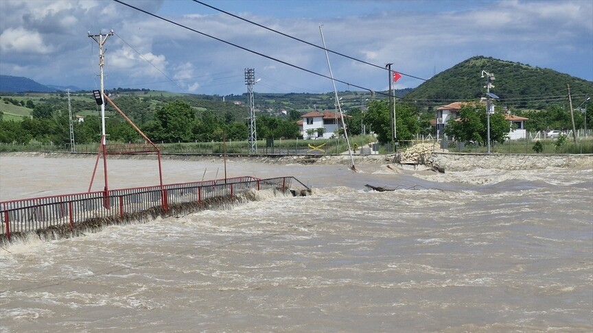 Tokat'ın Erbaa ilçesinde taşkın nedeniyle tarım alanlarını su bastı