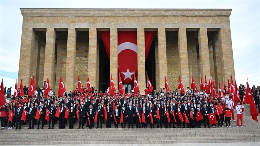 Yurdun 81 ilinden gelen gençler Anıtkabir'i ziyaret etti