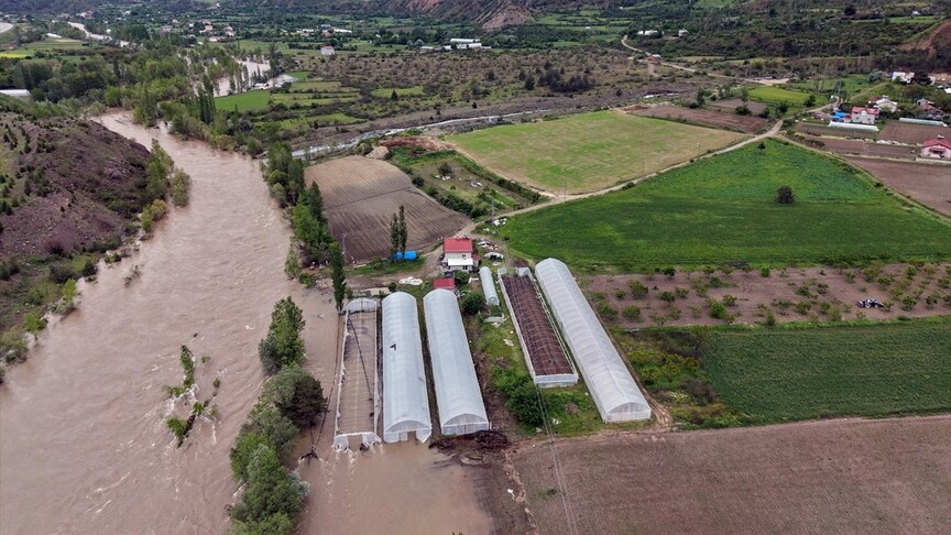 Sivas'ta Kelkit Nehri'nin taşmasıyla Akçağıl Köprüsü ve bazı seralar su altında kaldı
