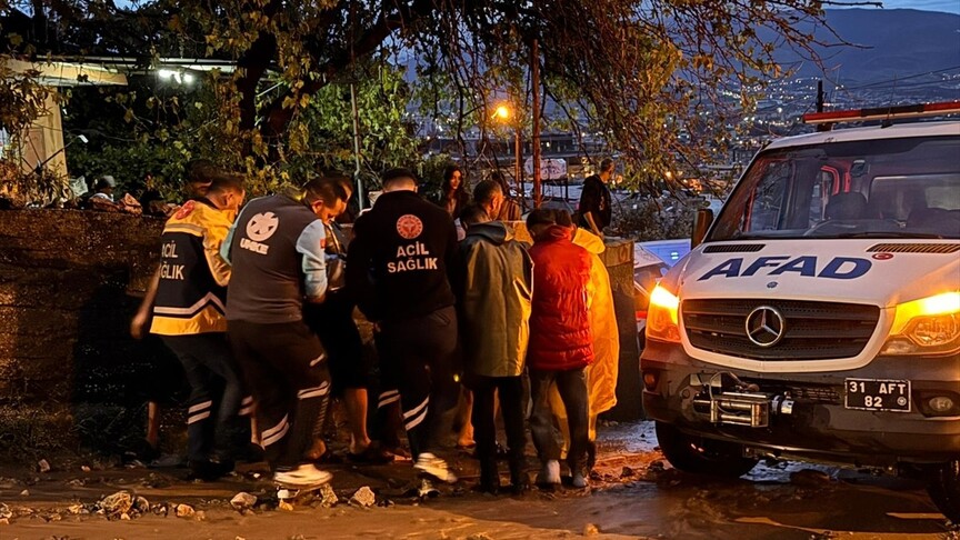 Hatay'da sağanak nedeniyle çöken evdeki 1 kişi hayatını kaybetti