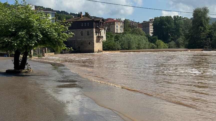 Bartın Irmağı'nda su seviyesinin yükselmesi kısmi taşkına neden oldu