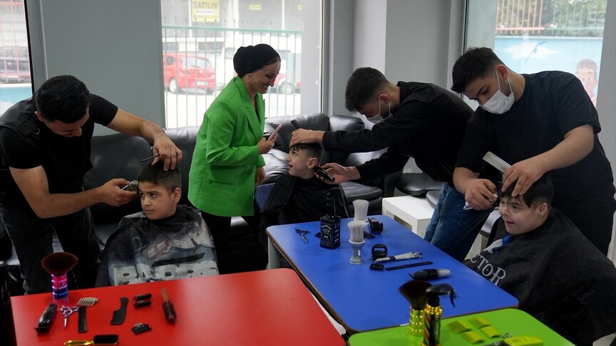 Esenyurt'ta kuaförlük eğitimi alan öğrencilerden özel çocuklara bayram tıraşı