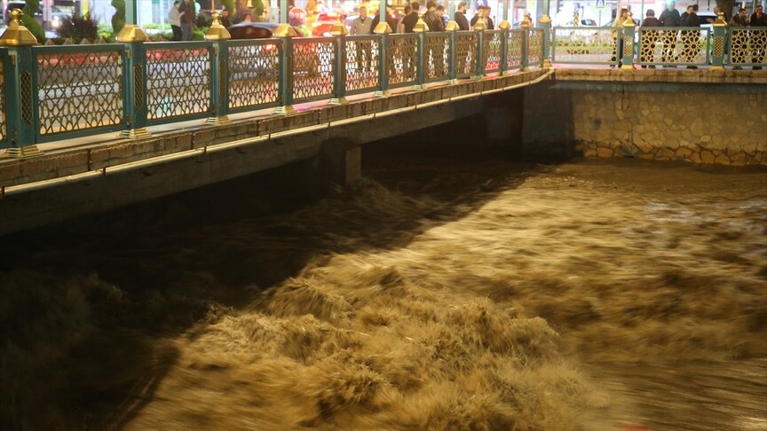 Tokat'ta Yeşilırmak Nehri'nin su seviyesi yükseldi
