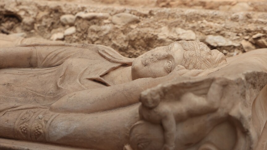 Olympos'ta anıtsal mezar ve içerisinde aristokrat bir kadına ait lahit bulundu