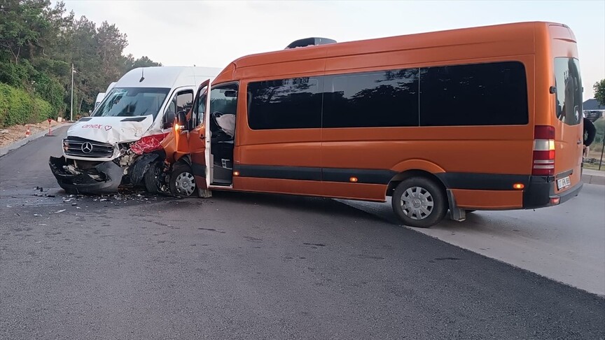 Antalya'da iki tur minibüsünün çarpıştığı kazada 13 turist yaralandı