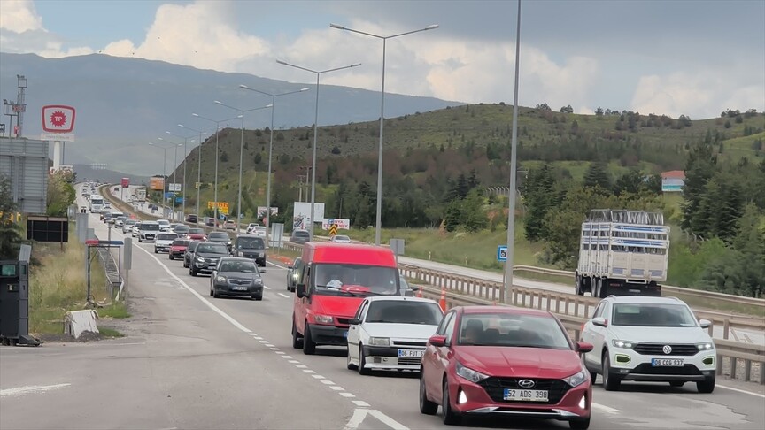 "Kilit kavşak" Kırıkkale'de bayram öncesi trafik yoğunluğu sürüyor